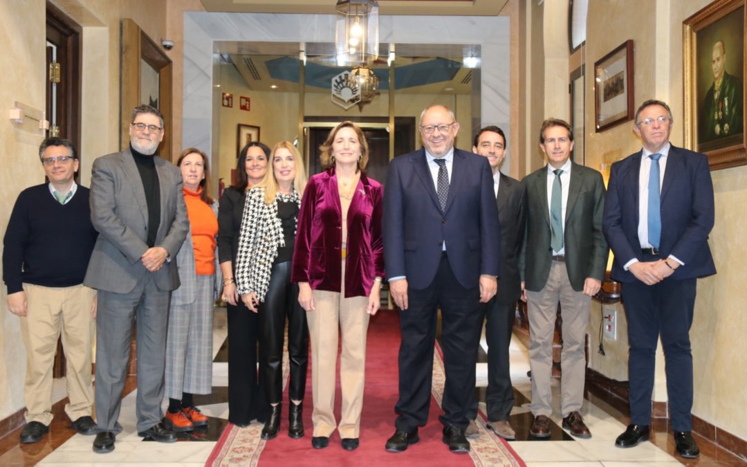 La presidenta de la Cámara de Cuentas de Andalucía visita Córdoba y se reúne con el alcalde y el rector de la Universidad