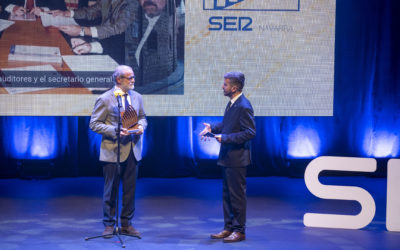 Ignacio Cabeza recoge el premio de la Cadena Ser «en nombre de todos los presidentes y profesionales  de la Cámara de Comptos de las cuatro últimas décadas»